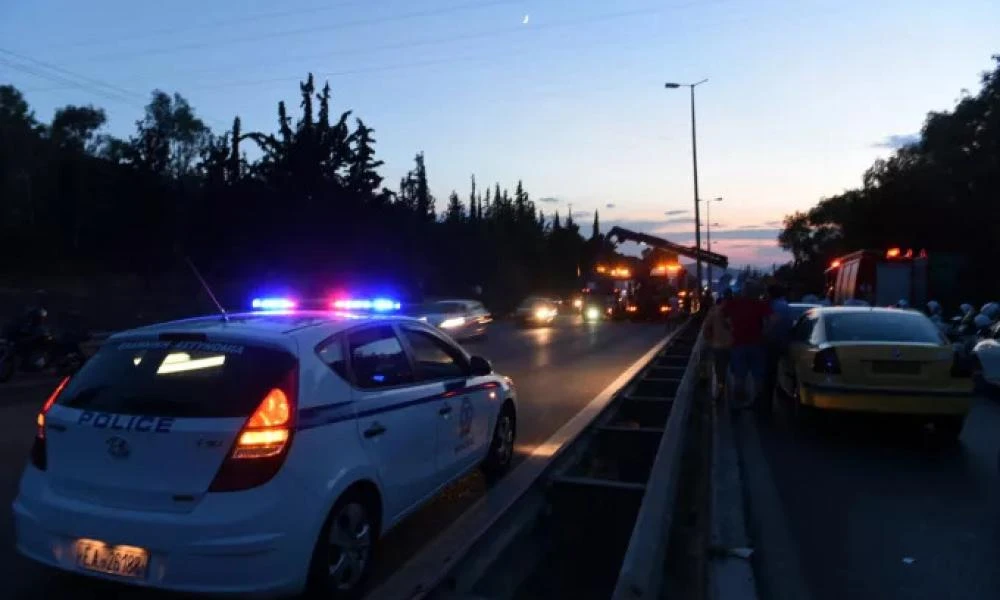 Νύχτα γεμάτη ατυχήματα: Τροχαίo σε Βριλήσσια και Πέραμα - Χωρίς τις αισθήσεις τους απεγκλωβίστηκαν 2 άτομα
